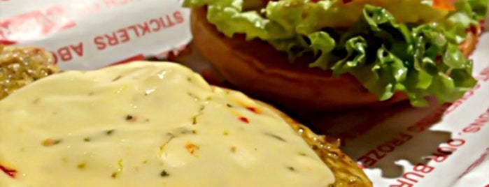 Smashburger is one of Locais curtidos por Meshal.