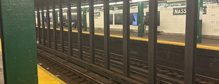 MTA Subway - Nassau Ave (G) is one of Tempat yang Disukai Alexander.