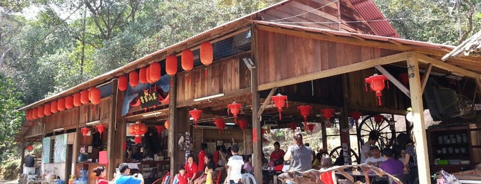 Hakka Village Chinese Restaurant 客家山寨 is one of Neu Tea's Penang Trip 槟城 2.