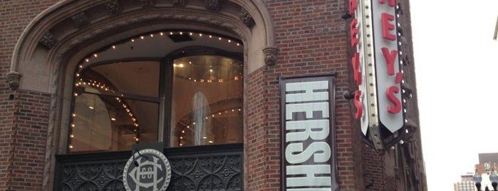 Hershey's Chocolate World Chicago is one of Tempat yang Disukai Rebeca.