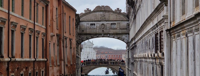 Ponte dei Sospiri is one of Venedik.