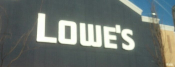 Lowe's is one of Lugares favoritos de Hoyee.