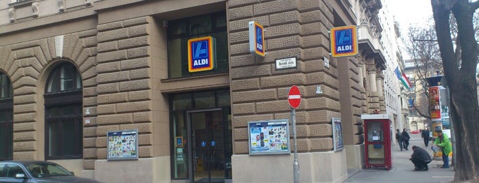 Aldi is one of Juliaさんのお気に入りスポット.