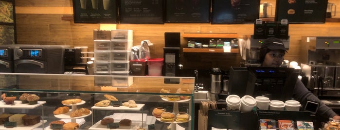 Starbucks is one of Lizzieさんのお気に入りスポット.