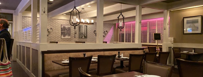 Ramparts Tavern & Grill is one of Lugares favoritos de Leandro.