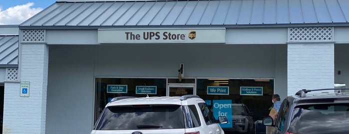 The UPS Store is one of Lugares favoritos de Tah Lieash.