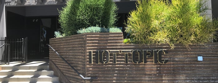 Hot Topic, Inc is one of Laurenさんのお気に入りスポット.