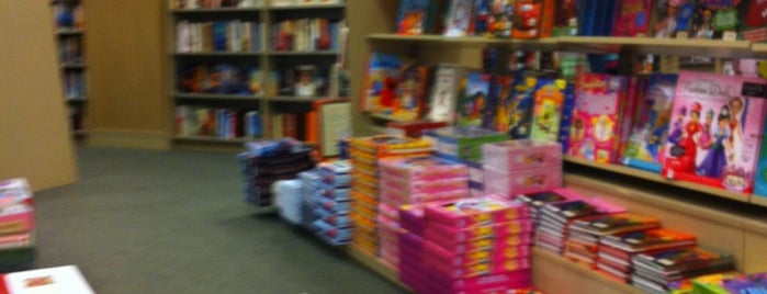 Barnes & Noble is one of Posti che sono piaciuti a Aundrea.