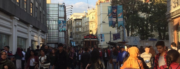 Beyoğlu is one of İstanbul'un İlçeleri.
