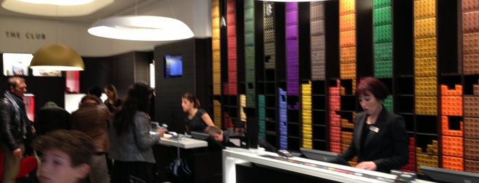 Nespresso Boutique is one of Монца.