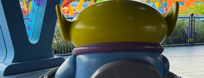 Alien Swirling Saucers is one of Locais curtidos por David.