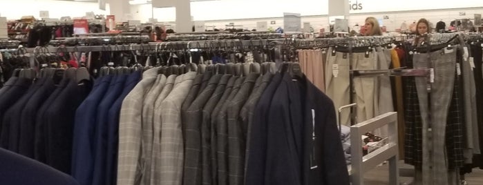 Nordstrom Rack is one of Tempat yang Disukai Barbara.