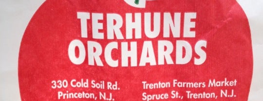Terhune Van Kirk Orchard is one of สถานที่ที่ Ronnie ถูกใจ.