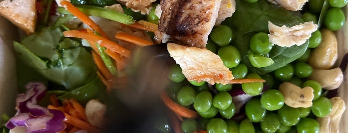 Giardino Gourmet Salads is one of Tempat yang Disukai Dawn.
