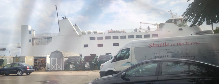 Bridgeport Ferry Terminal is one of Locais curtidos por Dawn.