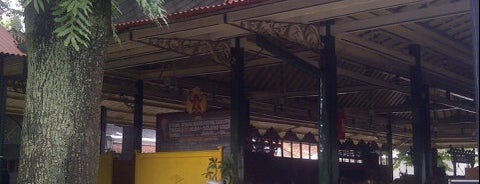 Keraton Ngayogyakarta Hadiningrat is one of Guide to Yogyakarta best spot.
