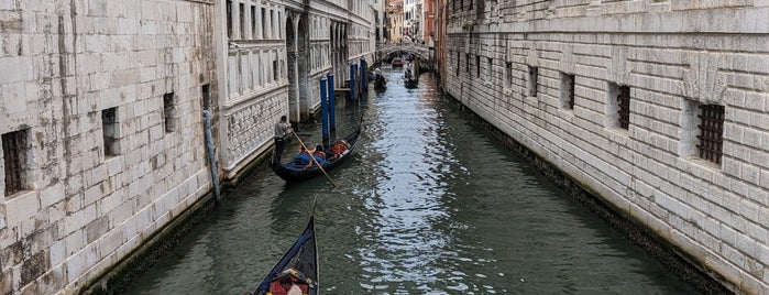 Ponte dei Sospiri is one of Veneza.