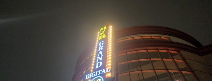 MJR Troy Grand Digital Cinema is one of สถานที่ที่ Dan ถูกใจ.