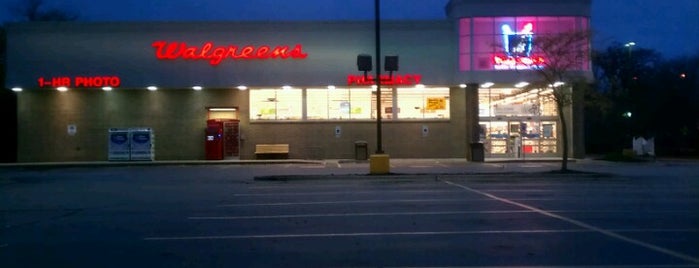 Walgreens is one of Orte, die Stephanie gefallen.