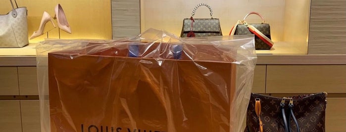Louis Vuitton is one of yasさんのお気に入りスポット.