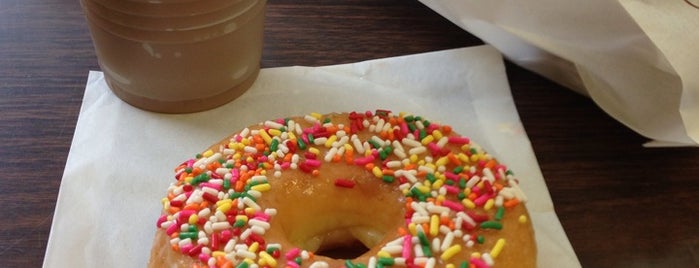 Angelino's Donuts is one of Tempat yang Disimpan Taylor.
