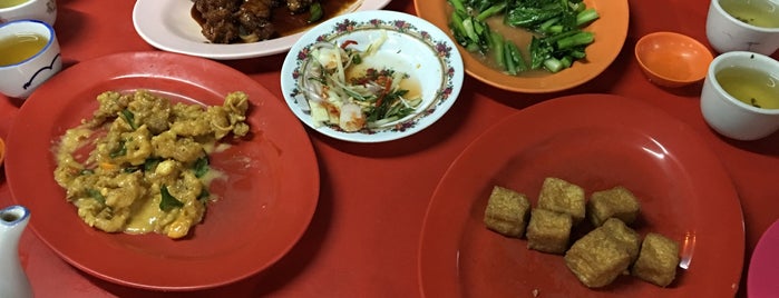 Restoran Chong Sek 中食煮炒 is one of Locais salvos de Rachel.
