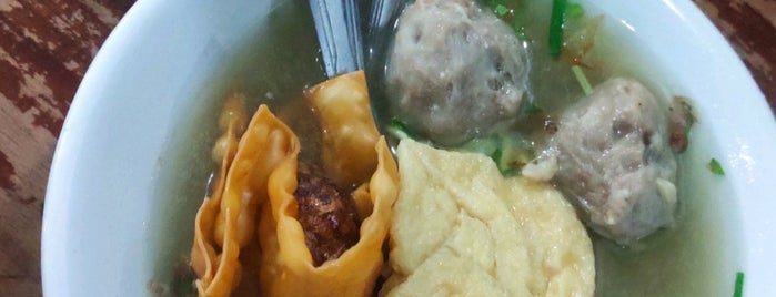 Es Teler Pacar Keling & Bakso "Pak No" is one of Eating around Surabaya ".