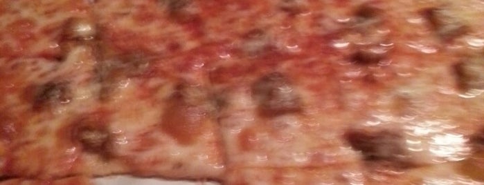 Basil's Pizza is one of Lugares favoritos de Michael.