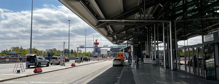 Terminal 2 is one of Aeroportos.