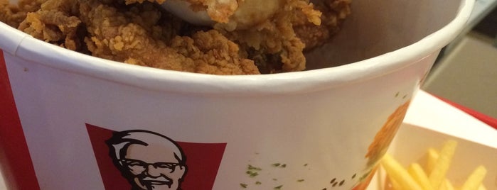 KFC is one of Locais curtidos por Tali.