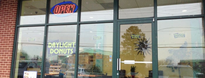 Daylight Donuts is one of สถานที่ที่ S ถูกใจ.