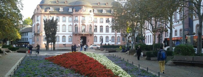 Schillerplatz is one of Lieux qui ont plu à Mikko.