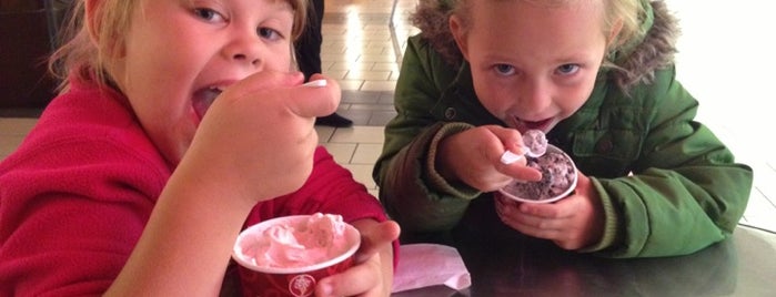 Cold Stone Creamery is one of Lugares favoritos de Charles.