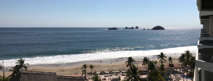 Hotel & Resort Kristal Ixtapa is one of Max’s Liked Places.