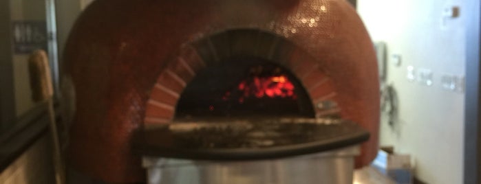 Fahrenheit Wood Fired Pizza is one of สถานที่ที่บันทึกไว้ของ Sarah.