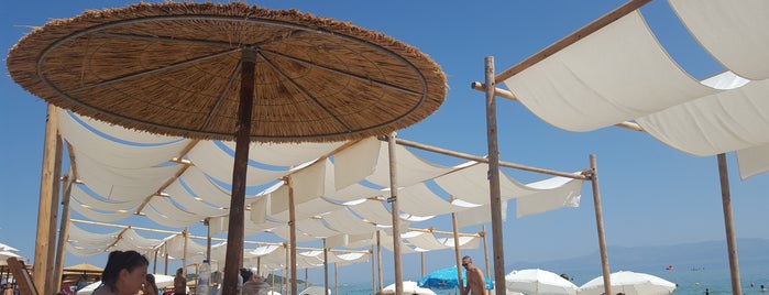 Breeze Beach Bar is one of Posti che sono piaciuti a Christos.