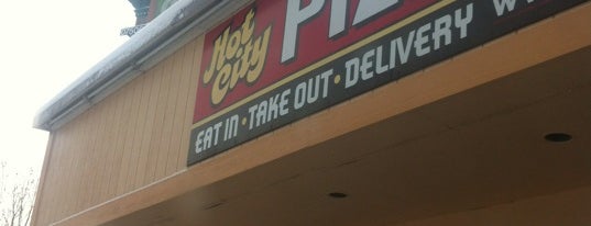 Hot City Pizza is one of Tempat yang Disukai Jay.