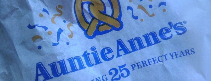 Auntie Anne's is one of Lugares favoritos de Mike.