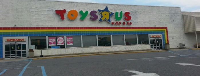 Toys"R"Us is one of Lugares favoritos de Thomas.
