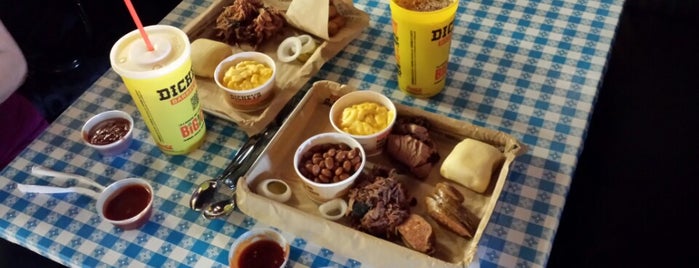 Dickey's Barbecue Pit is one of Locais curtidos por Sonia.