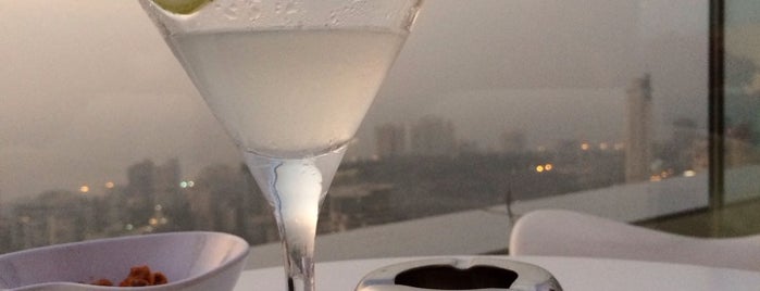 Aer Four Seasons Hotel is one of Best Drink Spots in Mumbai.