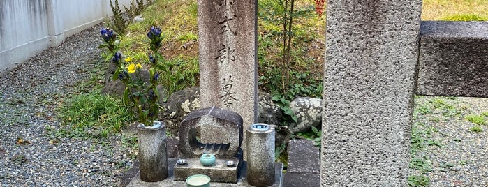 紫式部・小野篁墓所 is one of 歴史上人物墓地.
