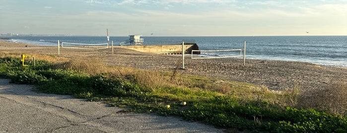 Will Rogers State Beach is one of สถานที่ที่ David ถูกใจ.