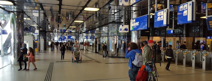 Station Amsterdam Centraal is one of Tempat yang Disukai Kaushikkumar.
