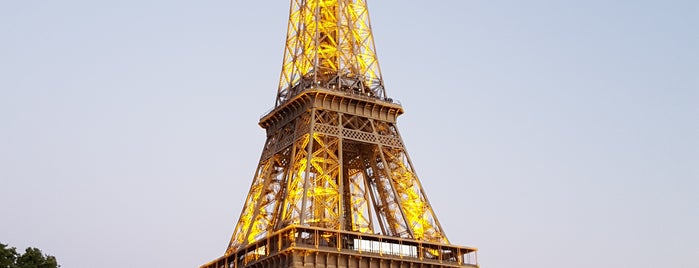 Torre Eiffel is one of Lugares favoritos de Kaushikkumar.