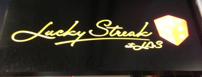 Lucky Streak Bar is one of Lugares favoritos de Paul.