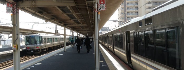 Platforms 1-2 is one of JR神戸線の駅ホーム.
