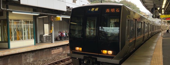 Platform 1 is one of JR神戸線の駅ホーム.