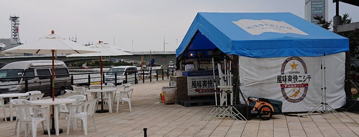 萬代橋サンセットカフェ／右岸 is one of favorite restaurants and bars.