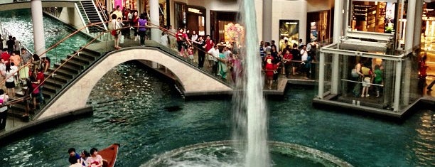 The Shoppes at Marina Bay Sands is one of Sunny@Singapur.